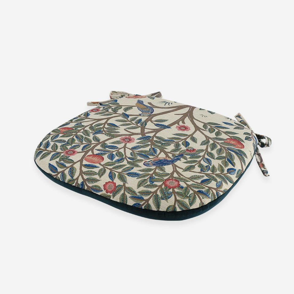 表面／カラー：ベージュ／45cm×43cm／大きなリピートの柄を大胆にカットして仕立てています