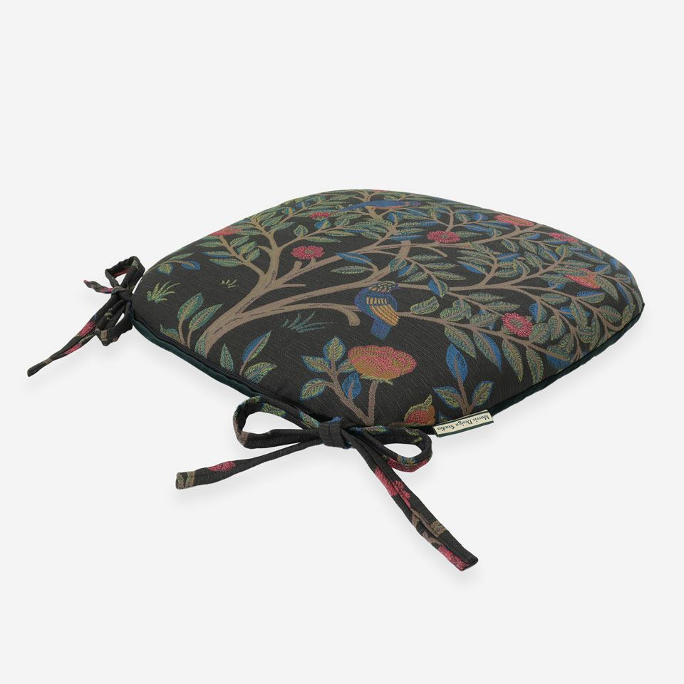 表面／カラー：ブラック／45cm×43cm／大きなリピートの柄を大胆にカットして仕立てています