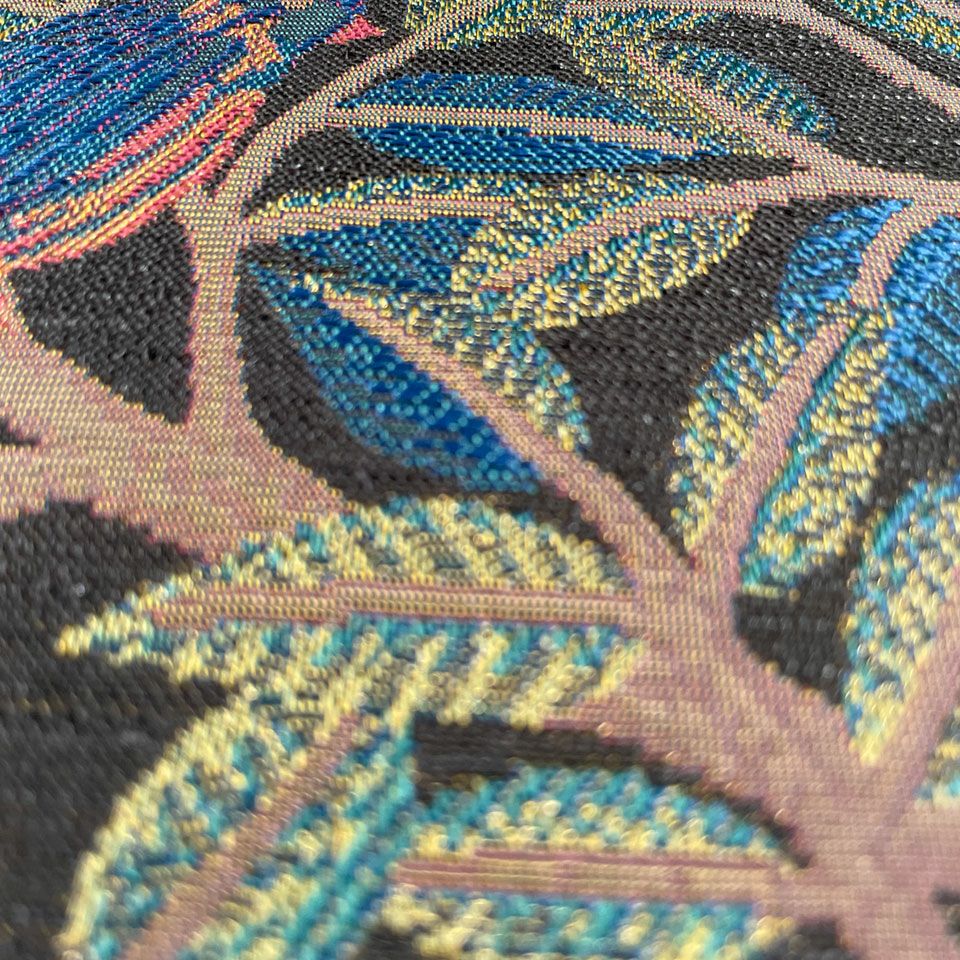 同じ色調の中でも柄が引き立つよう、ゴブラン織りの手法を参考に、立体感を出しています