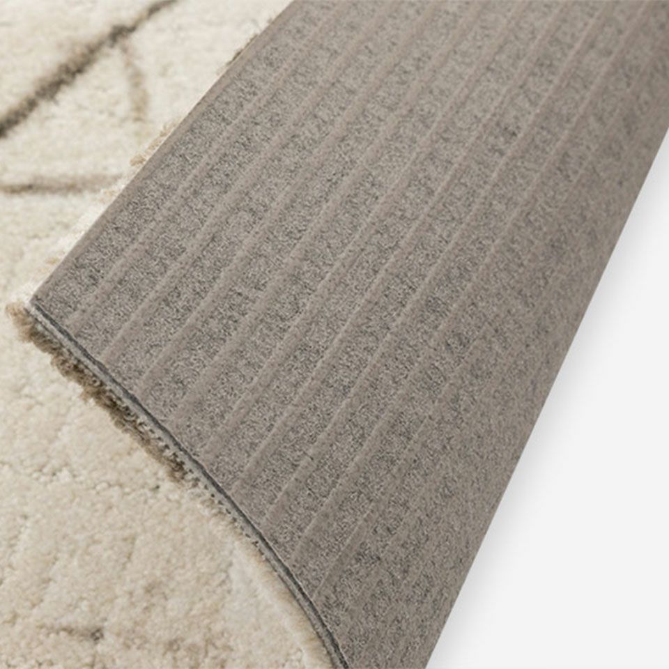 裏面は滑り止め付き／接着剤等は不要で簡単に設置できます