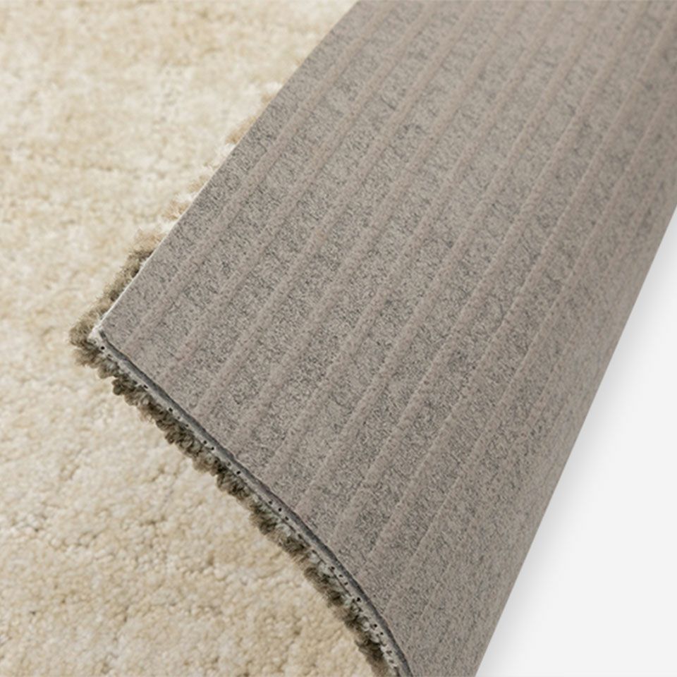 裏面は滑り止め付き／接着剤等は不要で簡単に設置できます