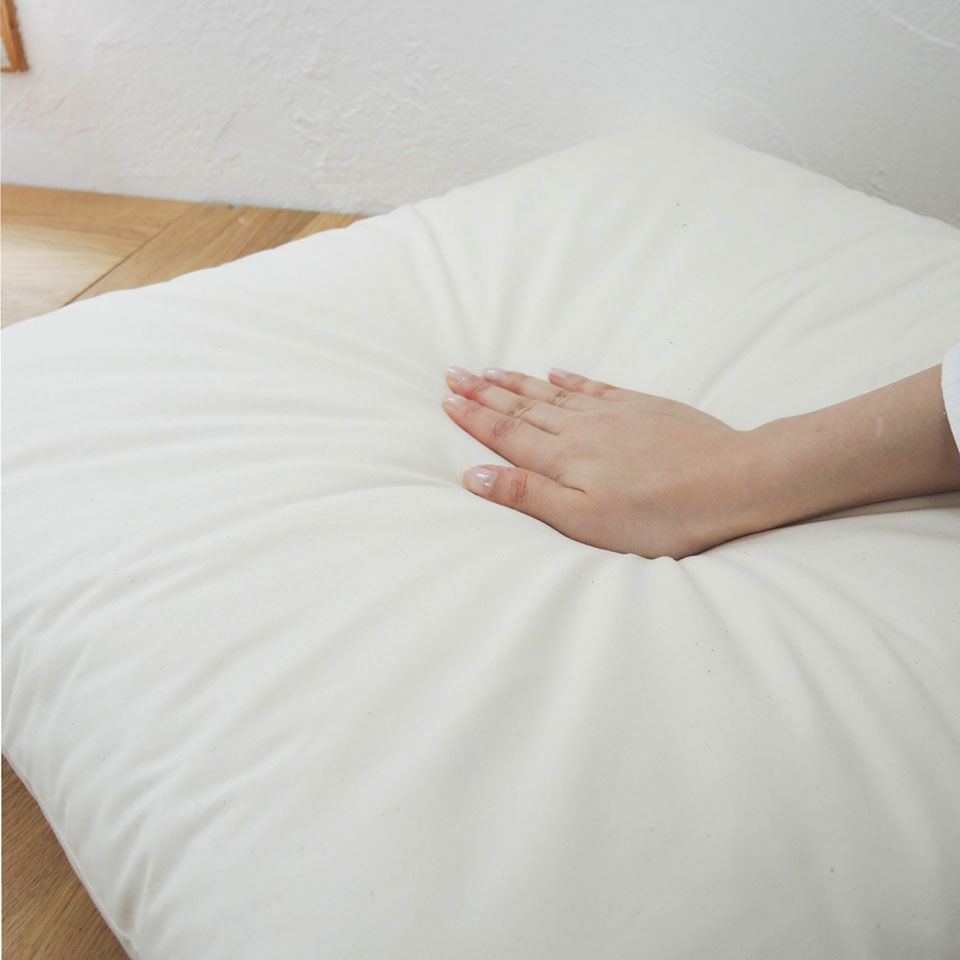 耐久性の高いウレタンフォームを芯に使用することによって軽さを保ちながら底つき感の少ない中材です