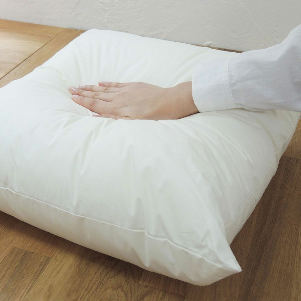 ダウンライクな触感が楽しめるクッション中材、また ご家庭で洗えるので衛生的です