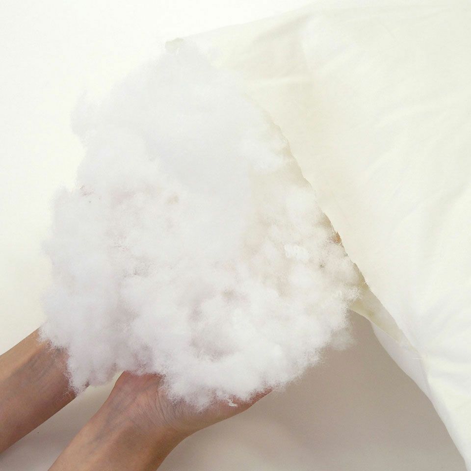 ポリエステル綿を使用していますが、側生地から抜ける空気量を調節することで、まるでダウンのような触感が楽しめます