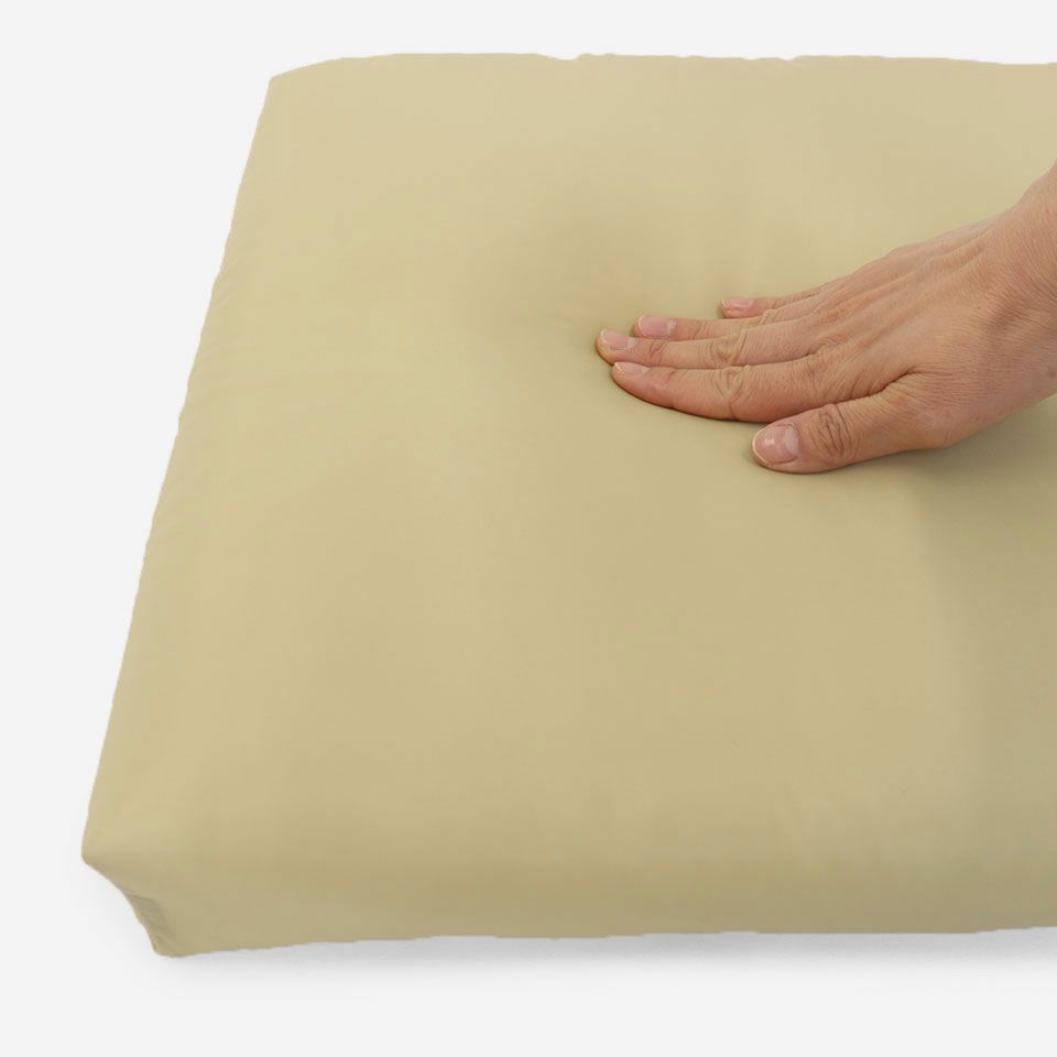 中芯に圧縮綿、その周囲をシート状で覆ったこちらの中材は、表面の柔らかさが有りながらしっかりとした着座感が味わえます