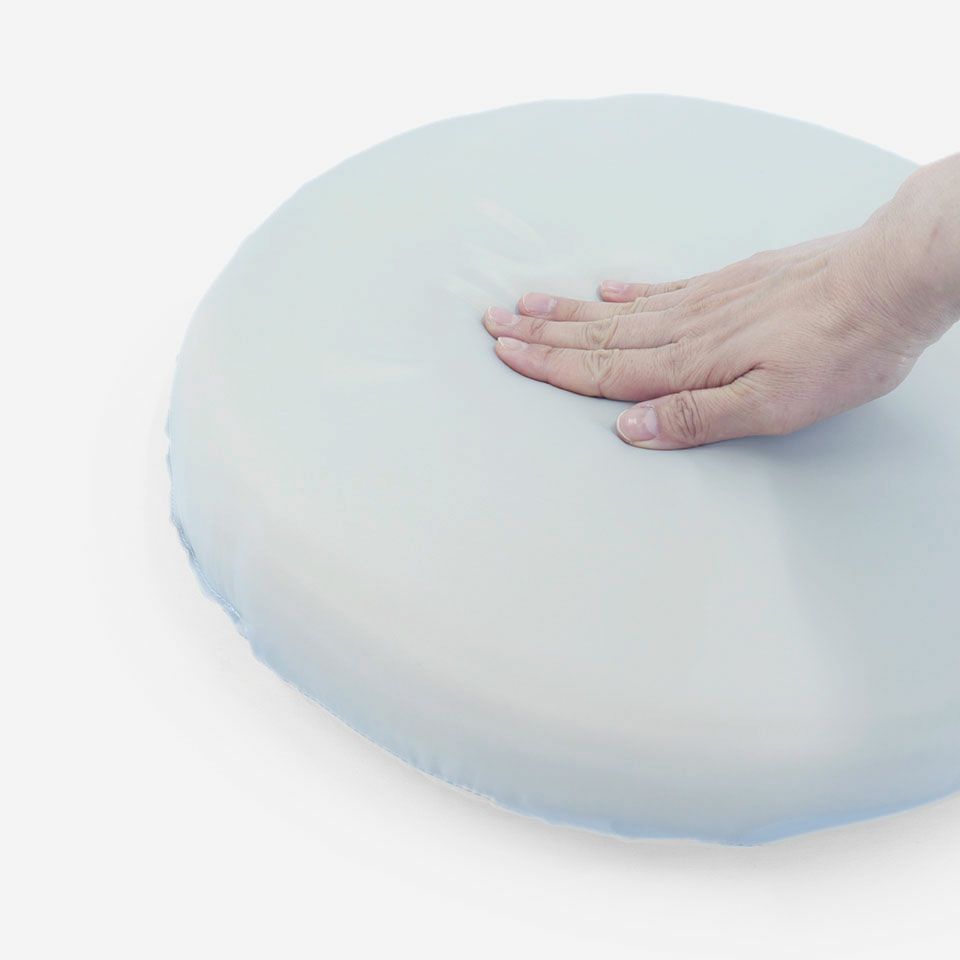 よりソフトな座り心地を追及したウレタン３ 層構造のシートクッションで、ウレタンの中でも耐久性がある素材を使用しています