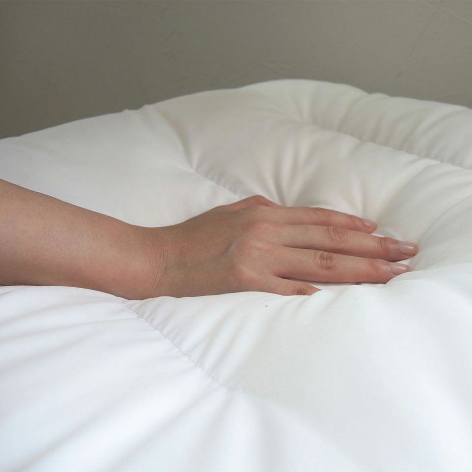 しなやかで優れたストレッチ性と回復性を備えた生地に、やわらかな中わたの組合わせでゆったりと心地よく体を包み込みます