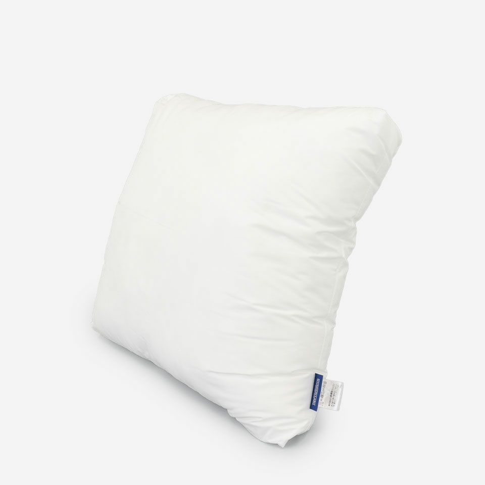 クッションカバーの中に入れる高機能中材です／43cm×43cm