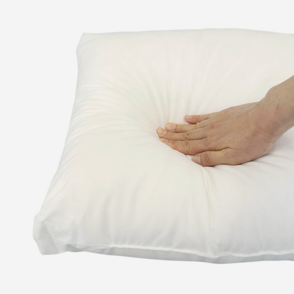 しなやかで優れたストレッチ性と回復性を備えた生地に、やわらかな中わたの組合わせでゆったりと心地よく体を包み込みます