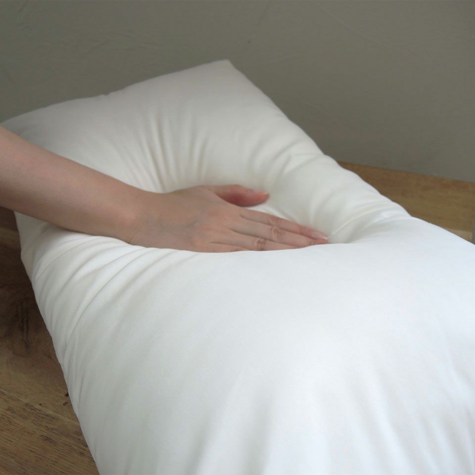 しなやかで優れたストレッチ性と回復性を備えた生地に、やわらかな中わたの組合わせでゆったりと心地よく体を包み込みます