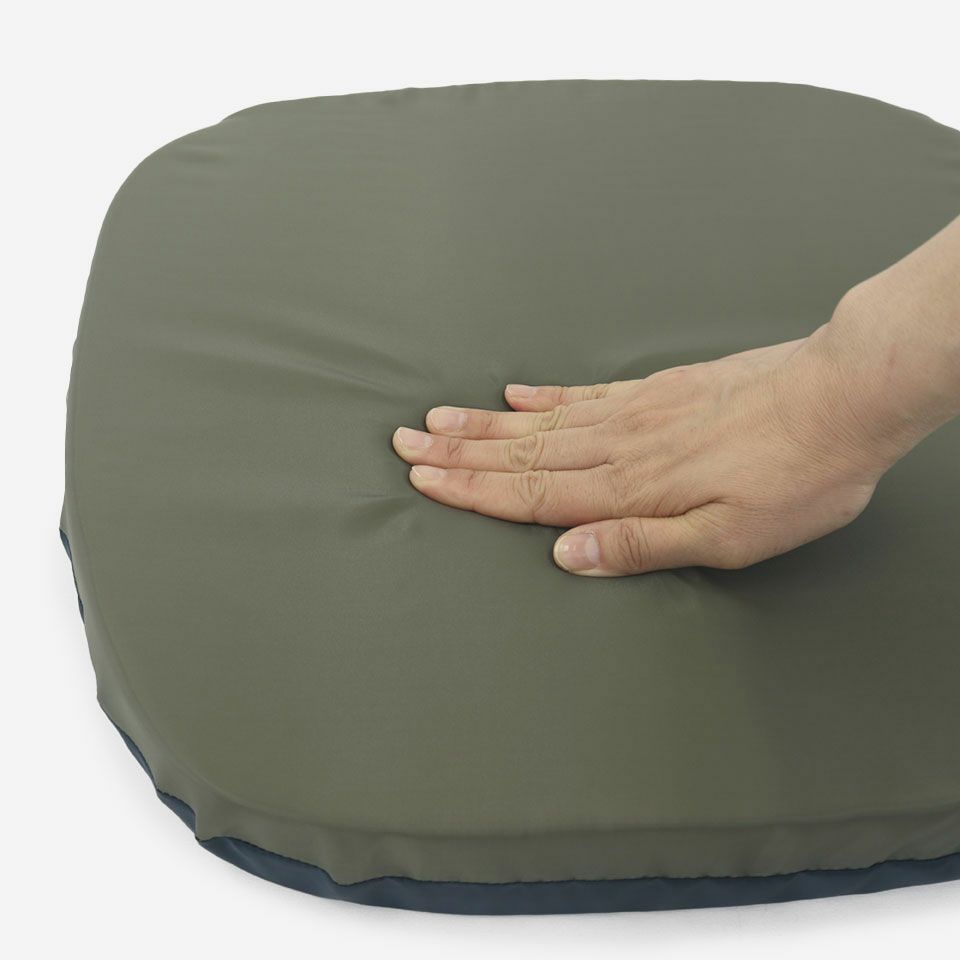 「低反撥」と「高反撥」の2層構造で、ソフトなのに立ち上がりやすくホールド性も高いシートクッションです