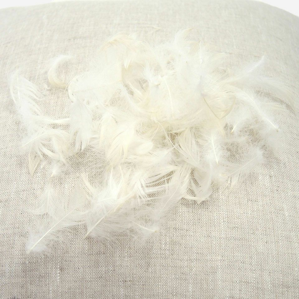 国内の精製工場で厳しく選別されたフェザーとダウンを使用した高品質な中材です