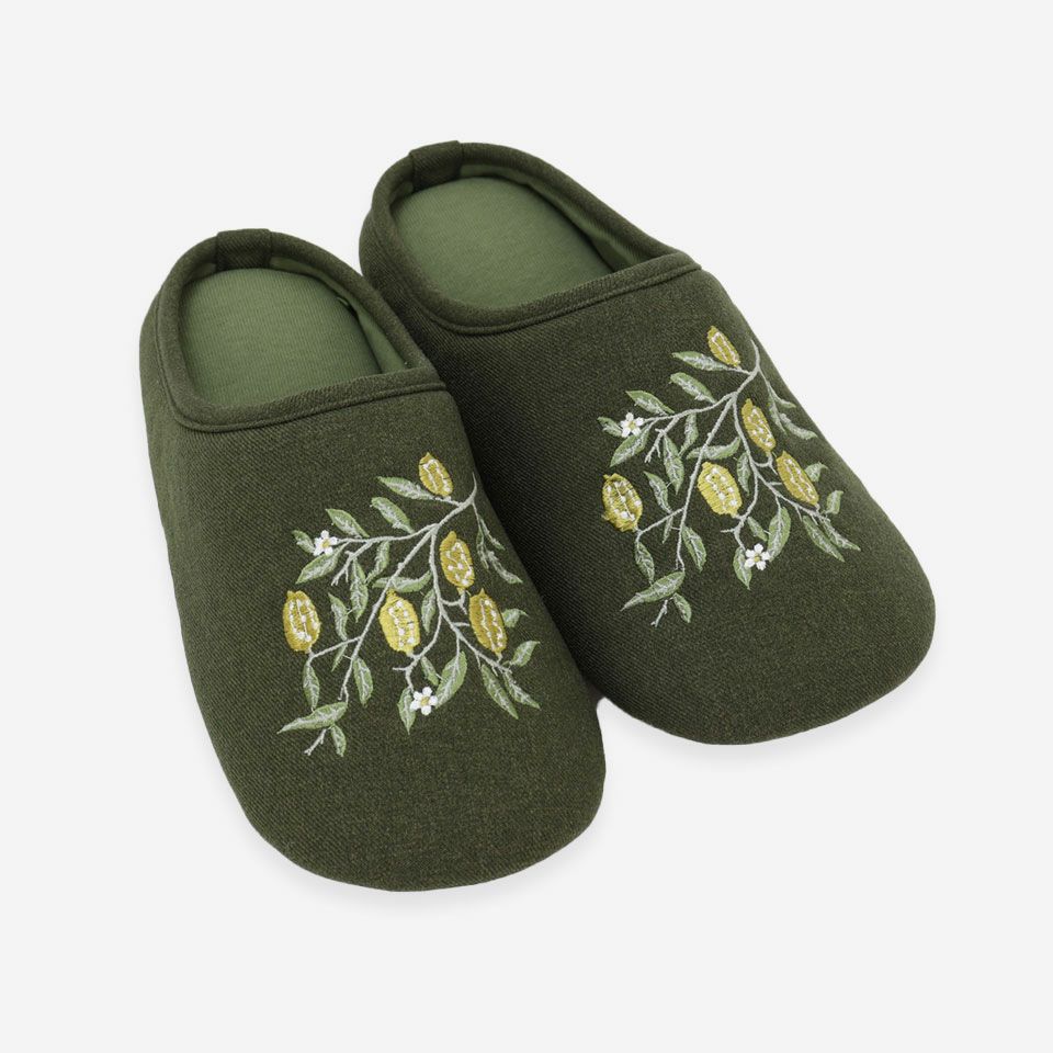 正面画像／可愛らしいデザインの「フルーツ」を刺繍で表現しています