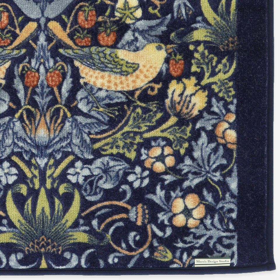 モリスのデザインの中で一番人気のある柄「イチゴドロボウ」のインテリアマットです