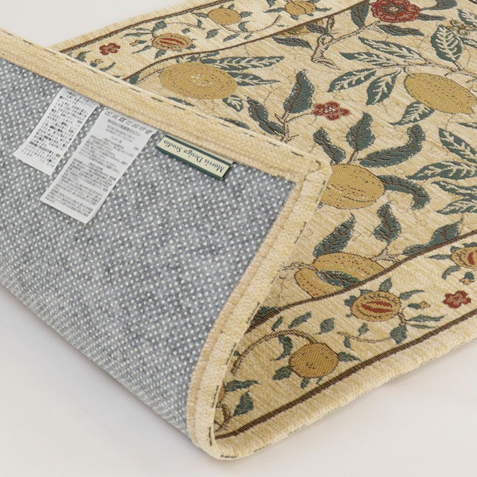 当時壁紙としてモリスが描いた有名なデザイン「フルーツ」のやわらかく味わいあるタッチを織物で表現しています