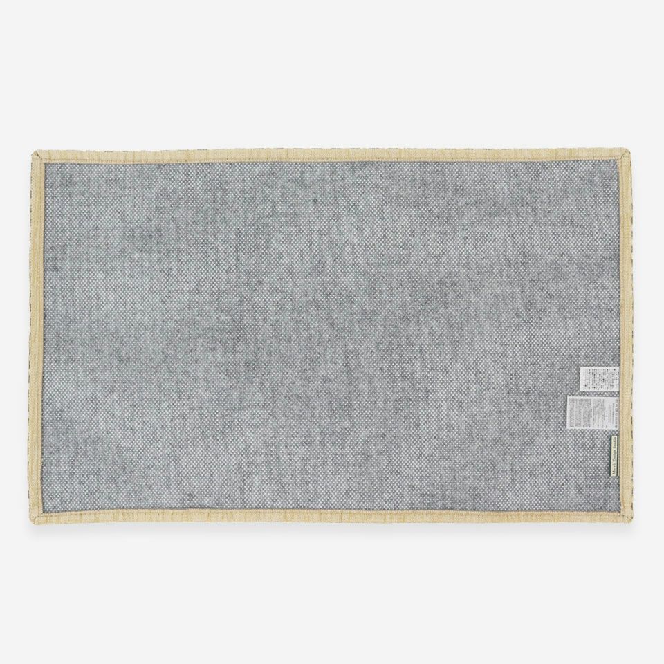 裏面は滑り止め加工が施され、「Morris Design Studio」のブランドタグが付いています