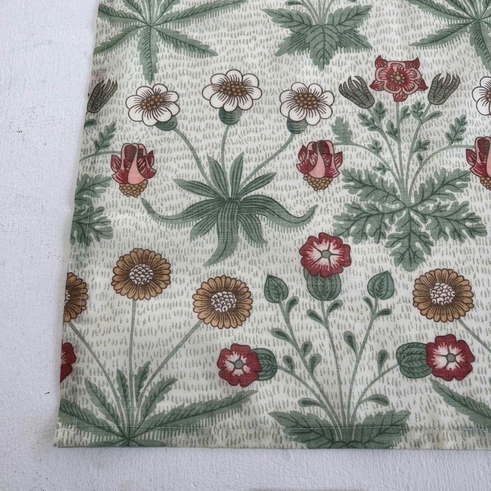 ウィリアム・モリスの初期の代表的なデザインである「デイジー」を、透け感のあるファブリックにしています