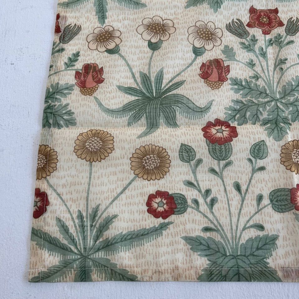 ウィリアム・モリスの初期の代表的なデザインである「デイジー」を、透け感のあるファブリックにしています