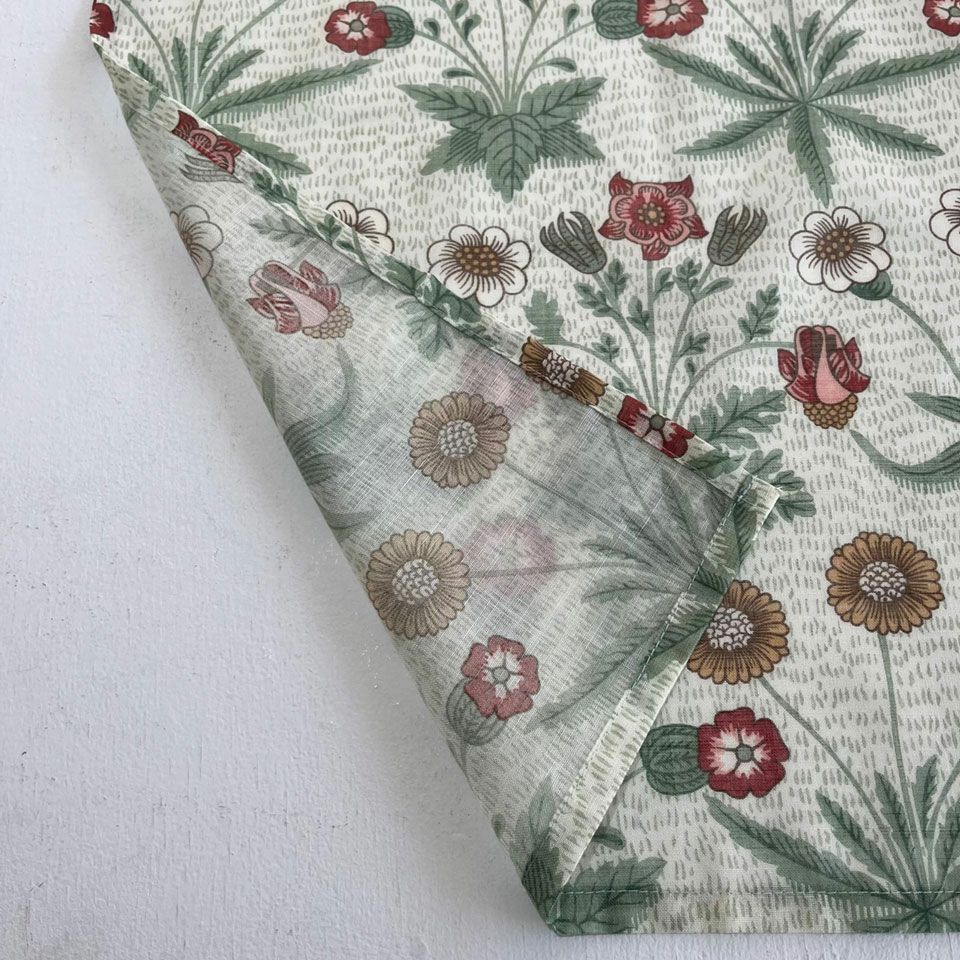 ポリエステル素材ですが、程よく透け感があり、ナチュラル感のある素材に仕上げています