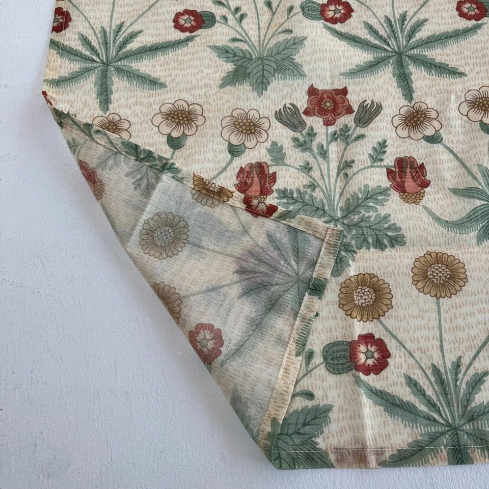 ポリエステル素材ですが、程よく透け感があり、ナチュラル感のある素材に仕上げています