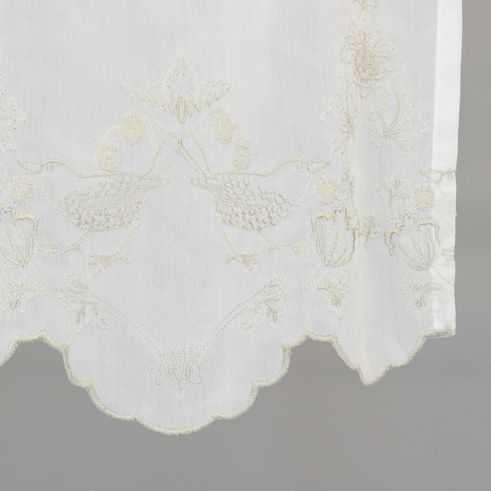 時代を超えて愛されるモリスの代表作の一つ「イチゴドロボウ」のデザインを、細部まで刺繍で丹念に表現しています