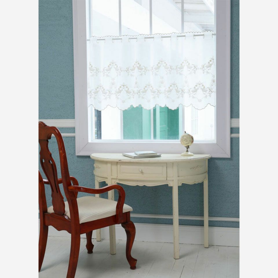 ゴールドベージュの刺繍で窓辺に吊るしたときにきれいに浮かび上がるようなデザインに仕上げています