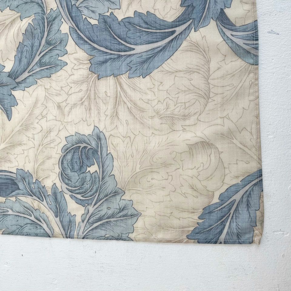 ウィリアム・モリスのデザインである「アカンサス」を、透け感のあるファブリックにしています