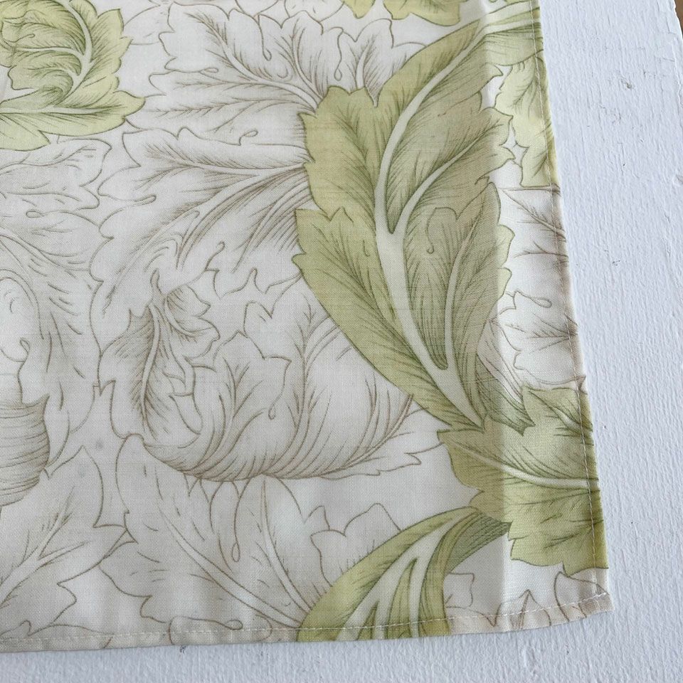 ウィリアム・モリスのデザインである「アカンサス」を、透け感のあるファブリックにしています