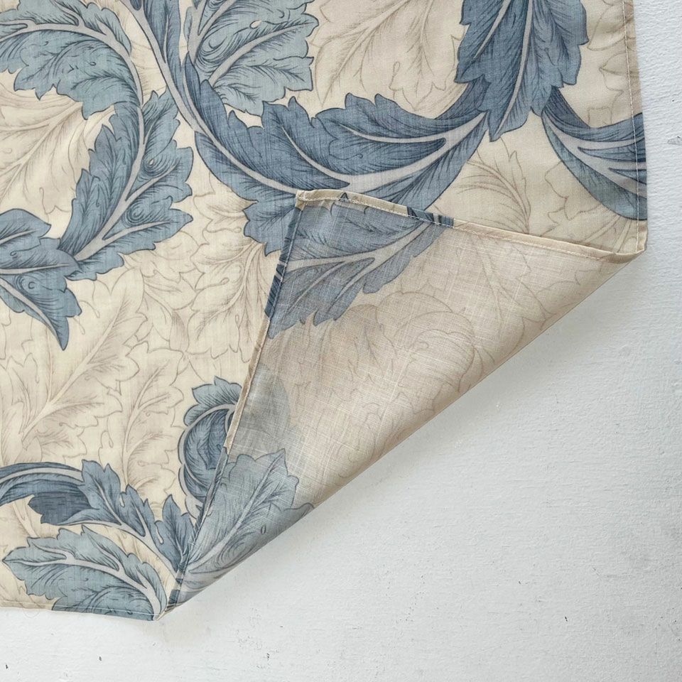 ポリエステル素材ですが、程よく透け感があり、ナチュラル感のある素材に仕上げています