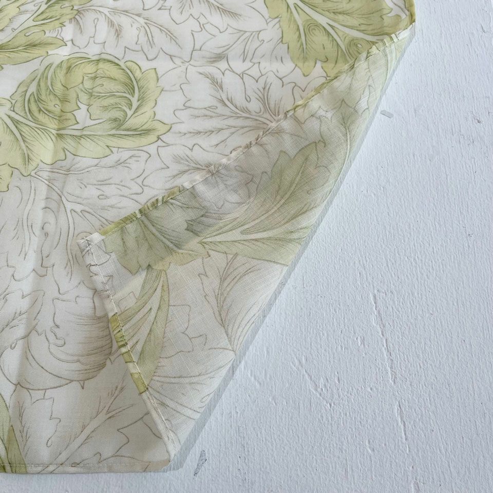 ポリエステル素材ですが、程よく透け感があり、ナチュラル感のある素材に仕上げています