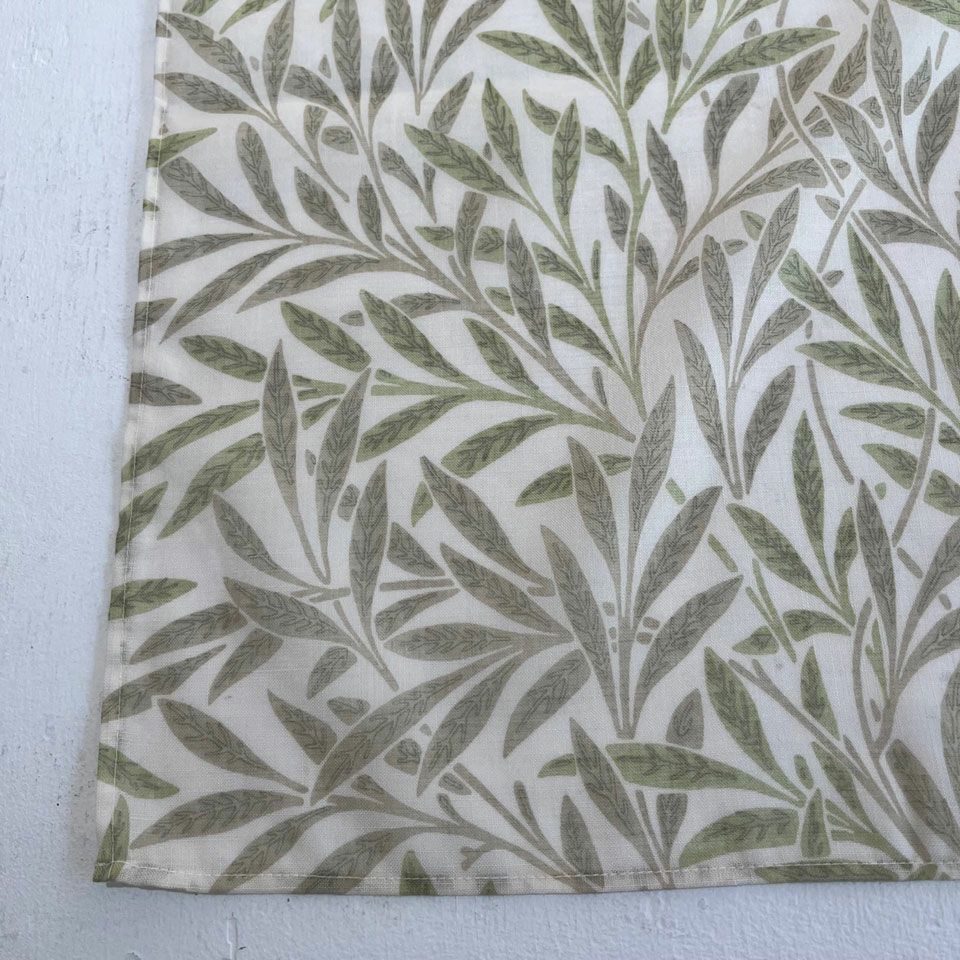 柳の葉っぱをデザインした清涼感のある使い易いデザインで、小窓から大きなスペースまでフレキシブルに対応することができます