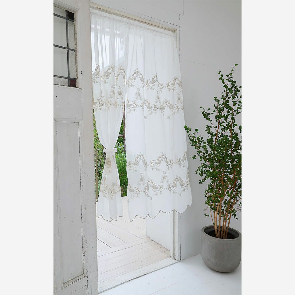 ゴールドベージュの刺繍で、光が透過したとき、きれいに浮かび上がるようなデザインに仕上げています