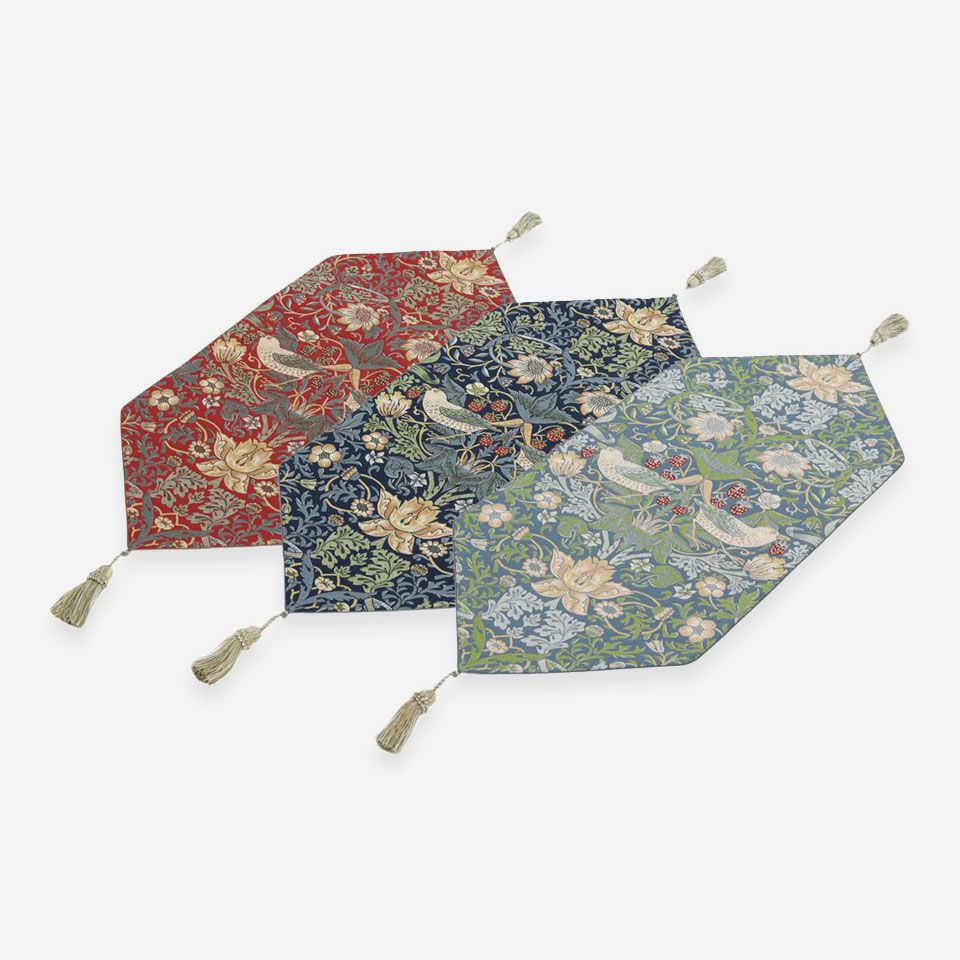 左から、レッド、ブルー、ブルーグリーンの3色で展開しています