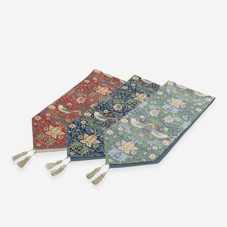 左から、レッド、ブルー、ブルーグリーンの3色で展開しています