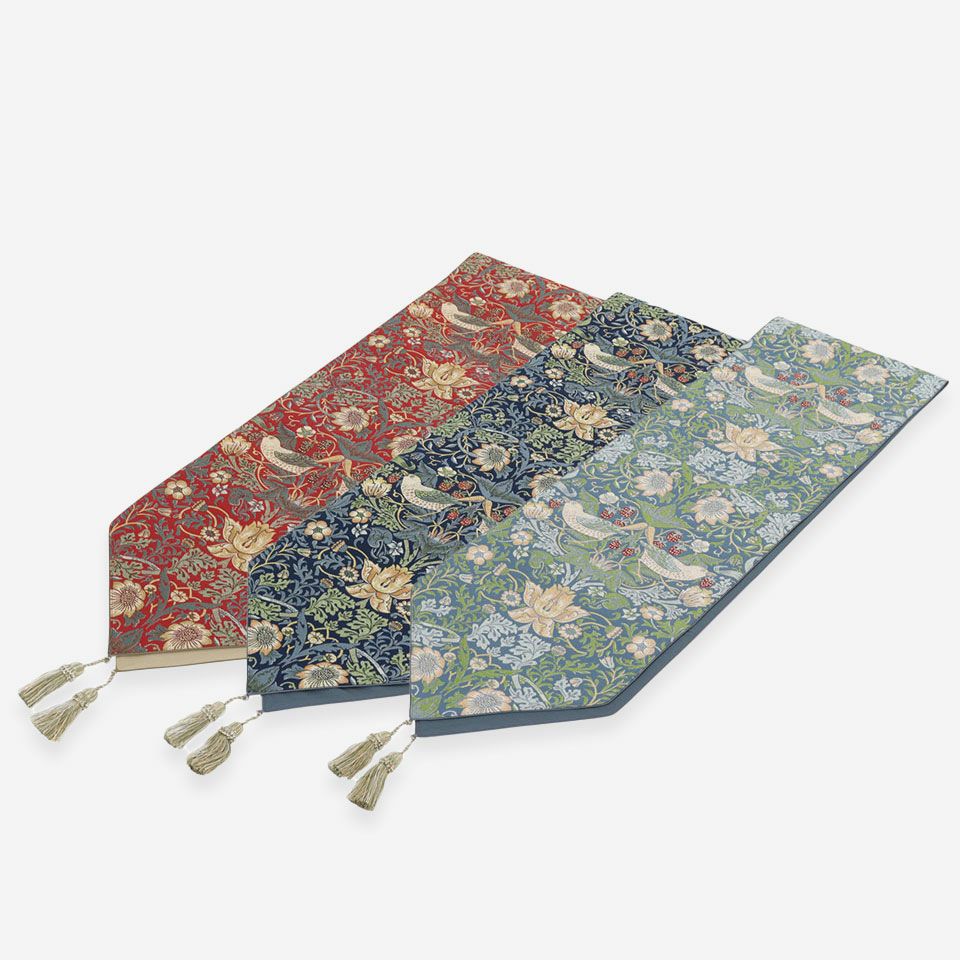 左から、レッド、ブルー、ブルーグリーンの3色で展開しています