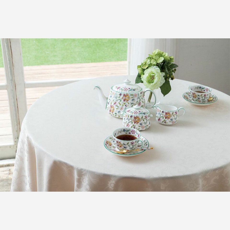 ハドンホール柄を唐草模様に着想を得てアレンジしたデザイン、ジャカードの織り柄が美しいテーブルクロスです