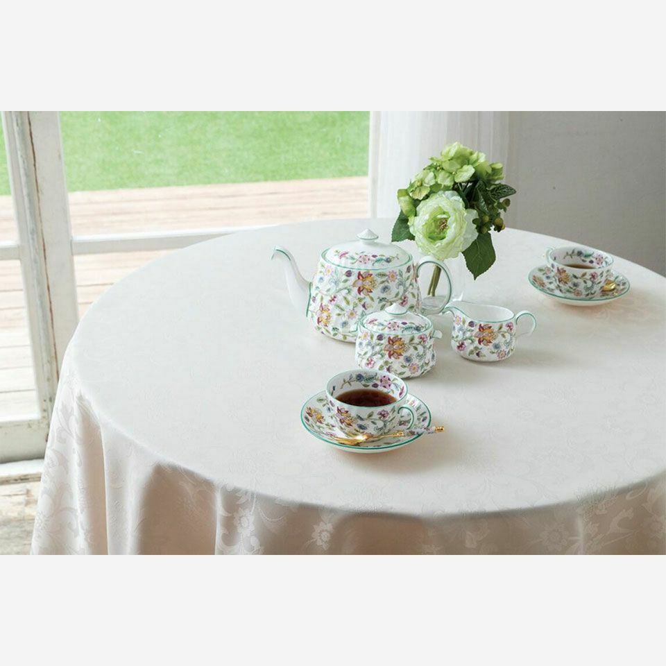 ハドンホール柄を唐草模様に着想を得てアレンジしたデザイン、ジャカードの織り柄が美しいテーブルクロスです