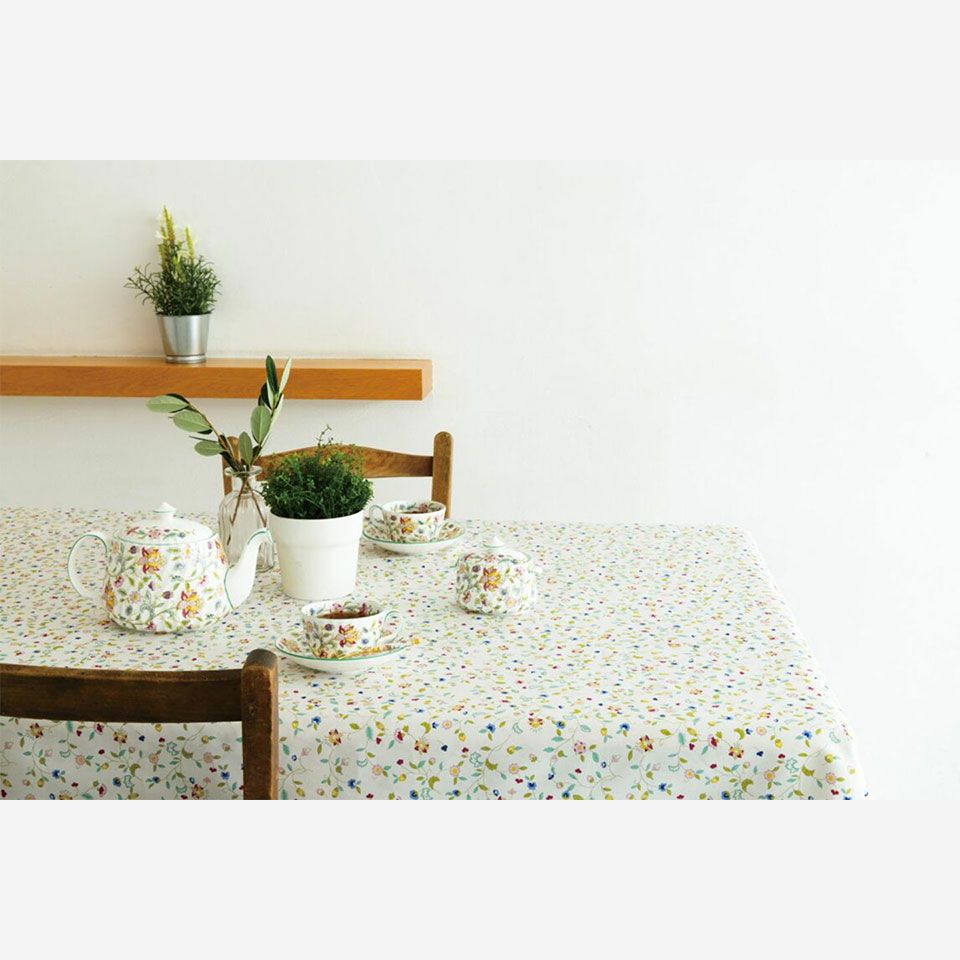 国産プリントの繊細なタッチの小花柄は、使いやすく飽きがこないデザインです