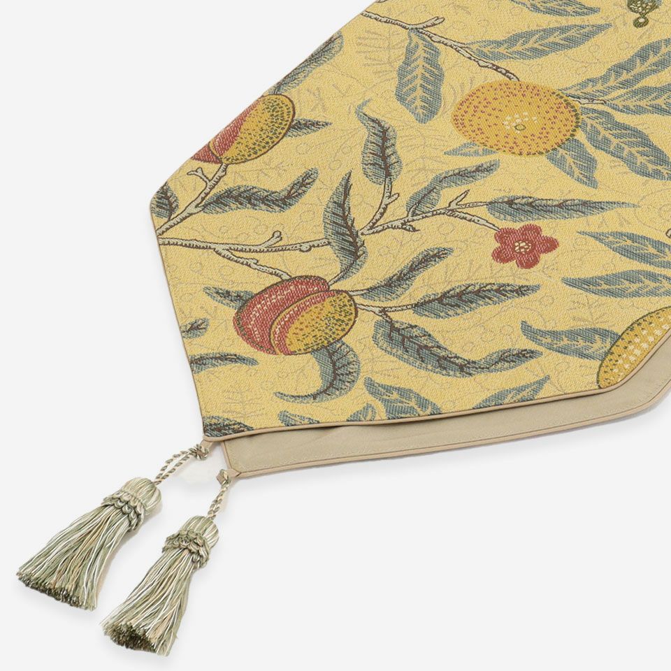 アクセントでタッセルがついています