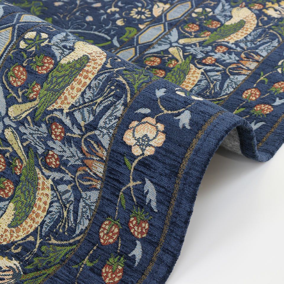 いちごをついばむツグミを見て描かれたデザイン「イチゴドロボウ」は、時代を超えて愛されるウィリアム・モリスの代表作の一つです