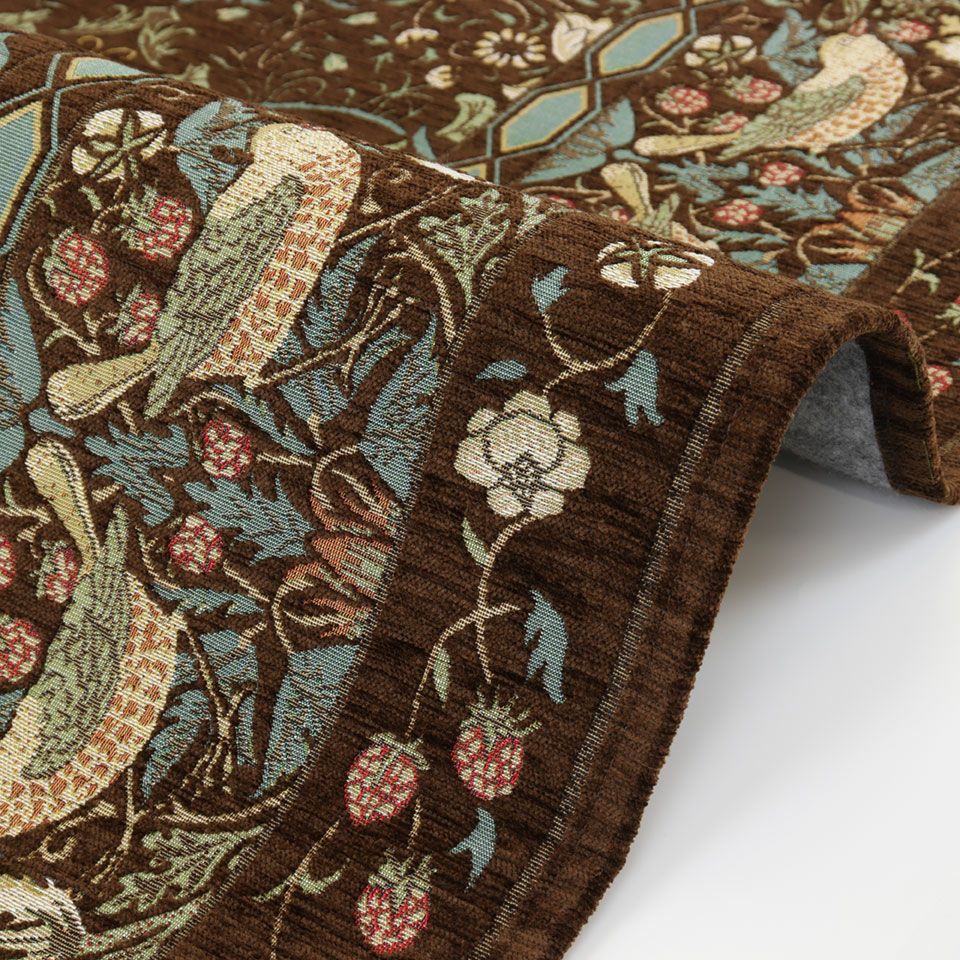 いちごをついばむツグミを見て描かれたデザイン「イチゴドロボウ」は、時代を超えて愛されるウィリアム・モリスの代表作の一つです