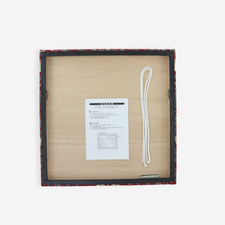 設置に使用する紐がついています