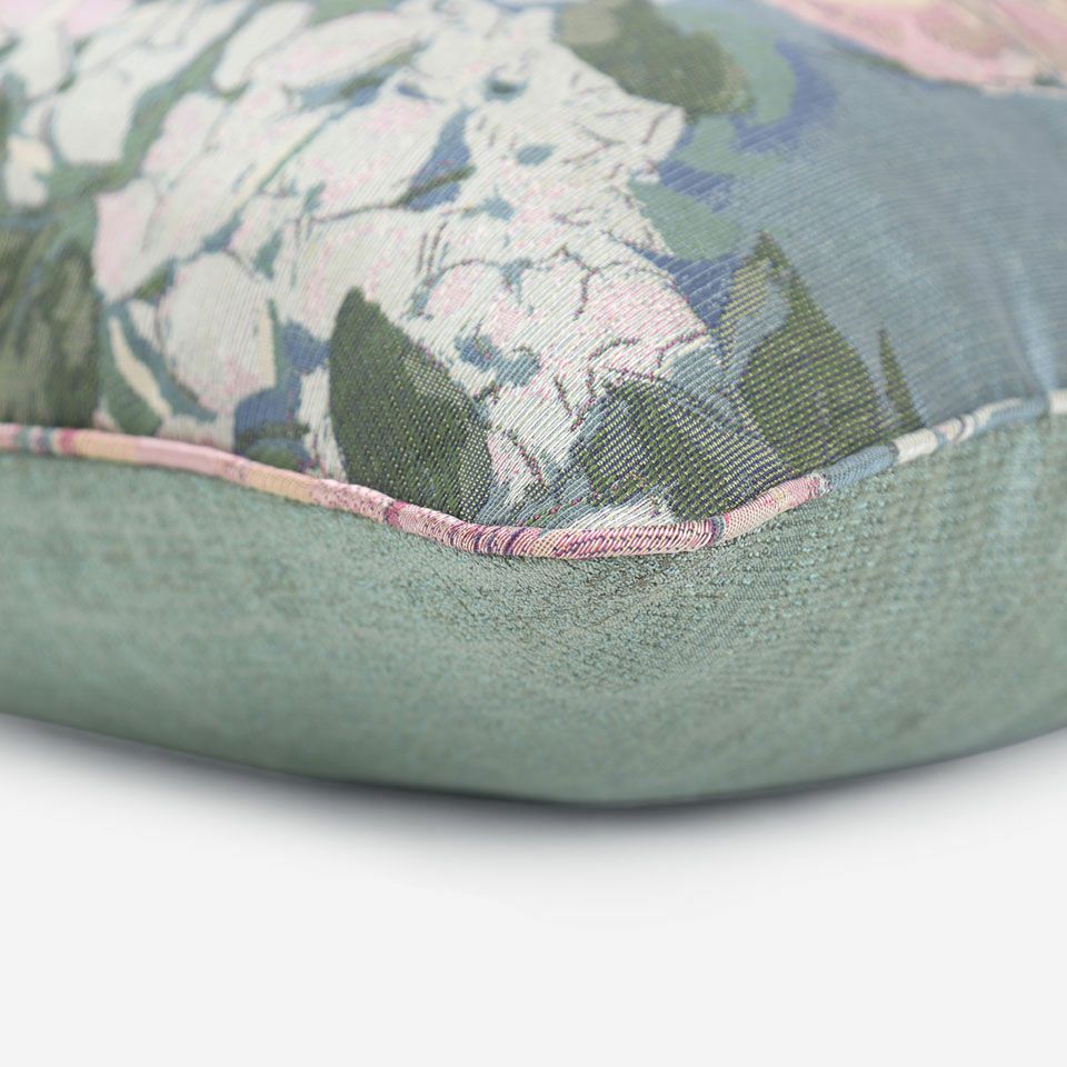 表面と裏面の異なるデザイン／表面共生地のパイピングをつけています／表面カラー：ピンク／裏面カラー：ライトグリーン