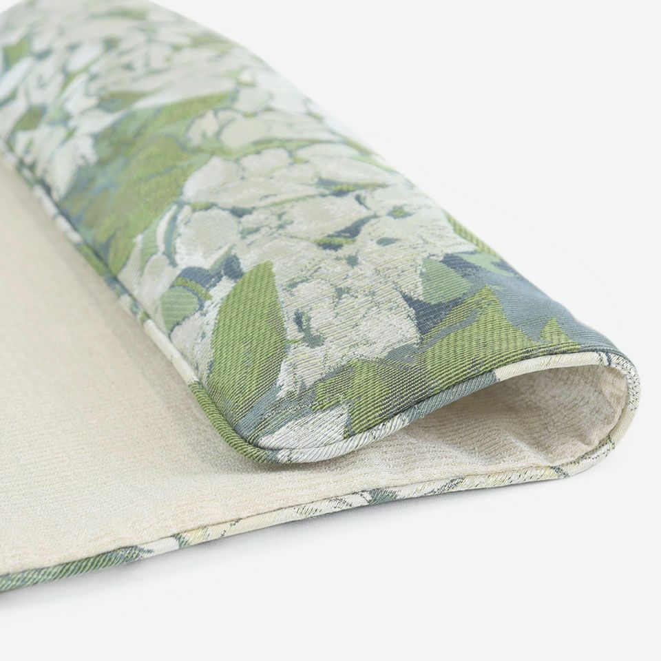 アイボリーは、鮮やかなグリーンの背景に白い花々がさわやかでエレガントな、どんなインテリアにも取り入れやすい一品です