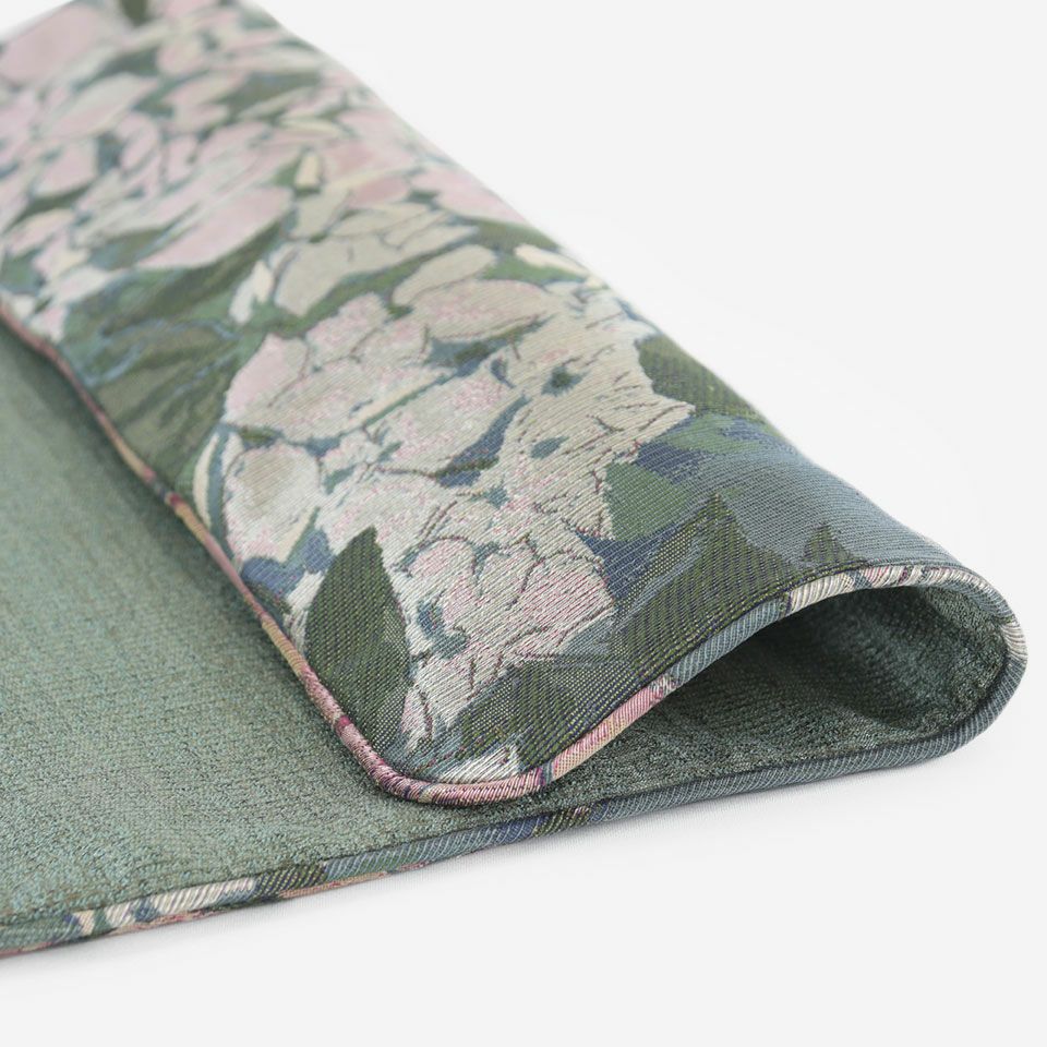 ピンクは、深いグリーンの背景とピンクの花々のコントラストが華やかな絵画のような印象です