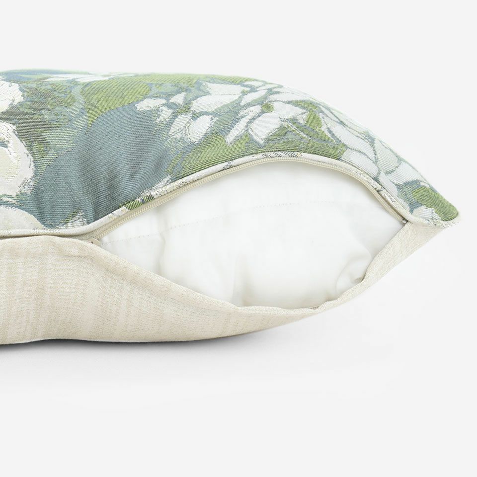 生地の色目に合わせたファスナー色を使用し、ファスナー部分に生地を片側から被せています