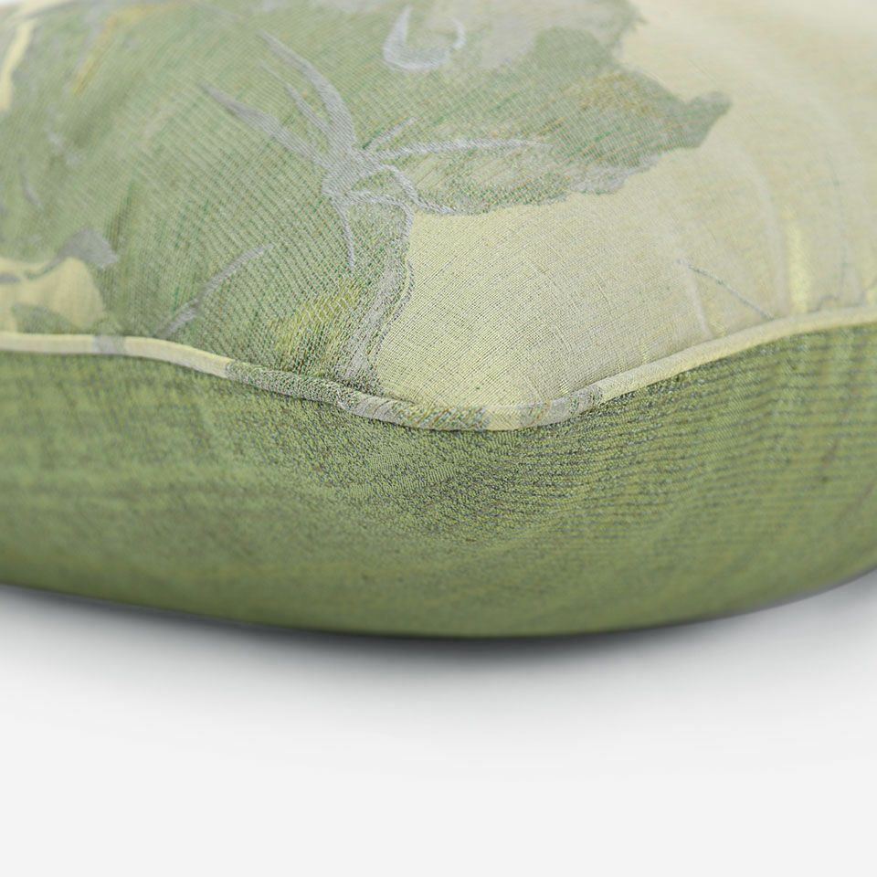 表面と裏面の異なるデザイン／表面共生地のパイピングをつけています／表面カラー：グリーン／裏面カラー：グリーン