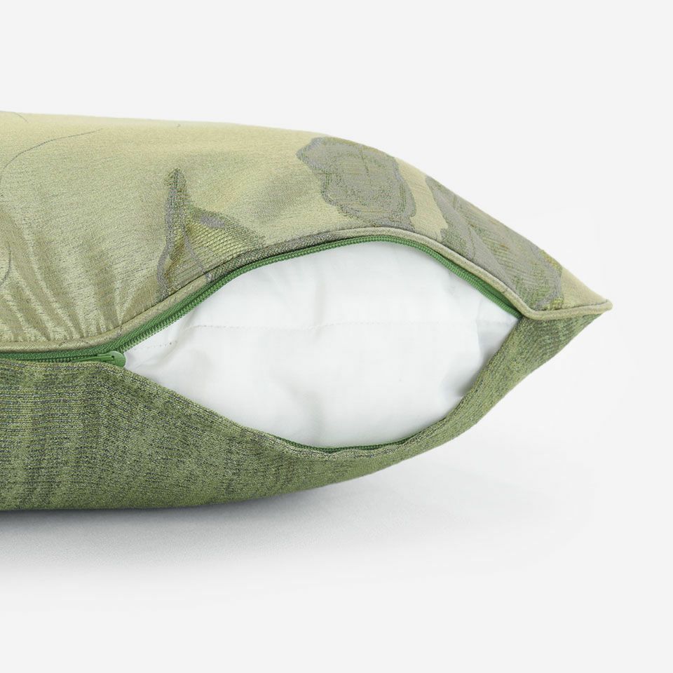 生地の色目に合わせたファスナー色を使用し、ファスナー部分に生地を片側から被せています