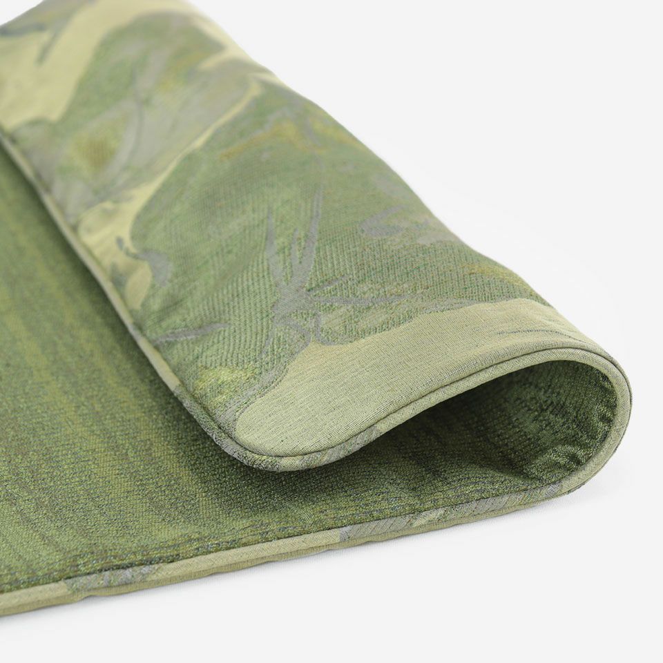 葡萄の葉と千両の実をデザインした「クラータ1」はグリーン色で静かな趣を感じさせ、洋室はもちろん、和室にもおすすめです