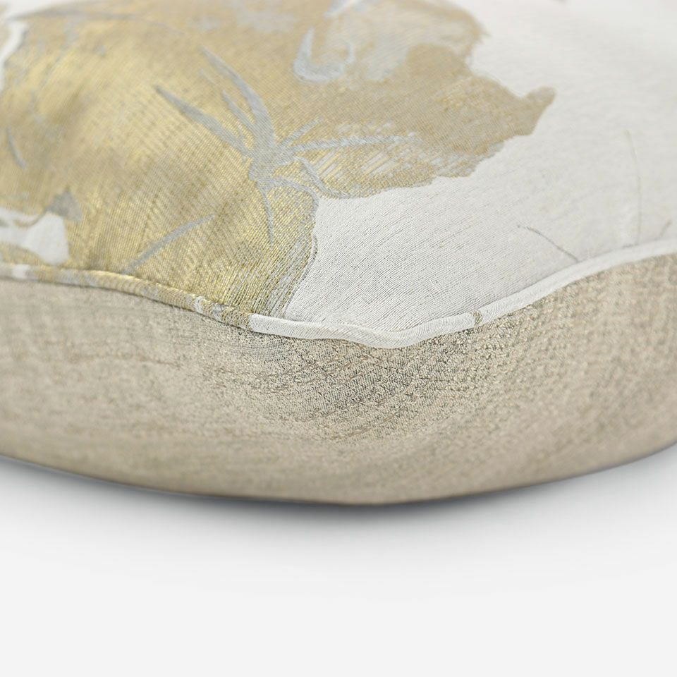 表面と裏面の異なるデザイン／表面共生地のパイピングをつけています／表面カラー：ゴールド／裏面カラー：ゴールド